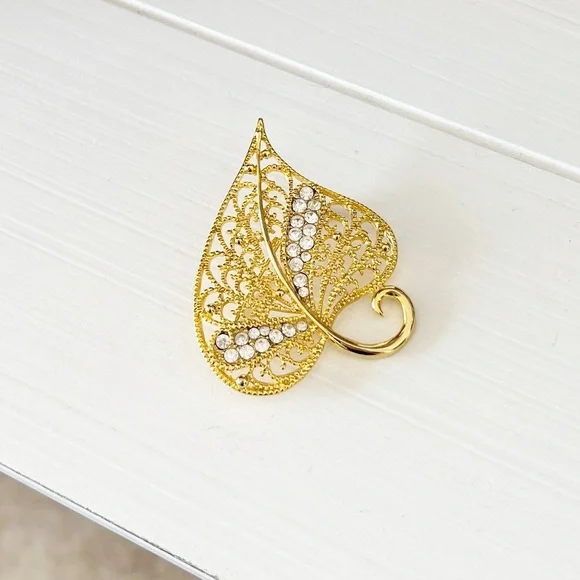Vintage Gold Rhinestone Filagree Pin Brooch - Picture 4 of 14
